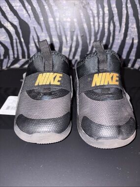 Nike Kids Black & Gold Slip-On Sneakers